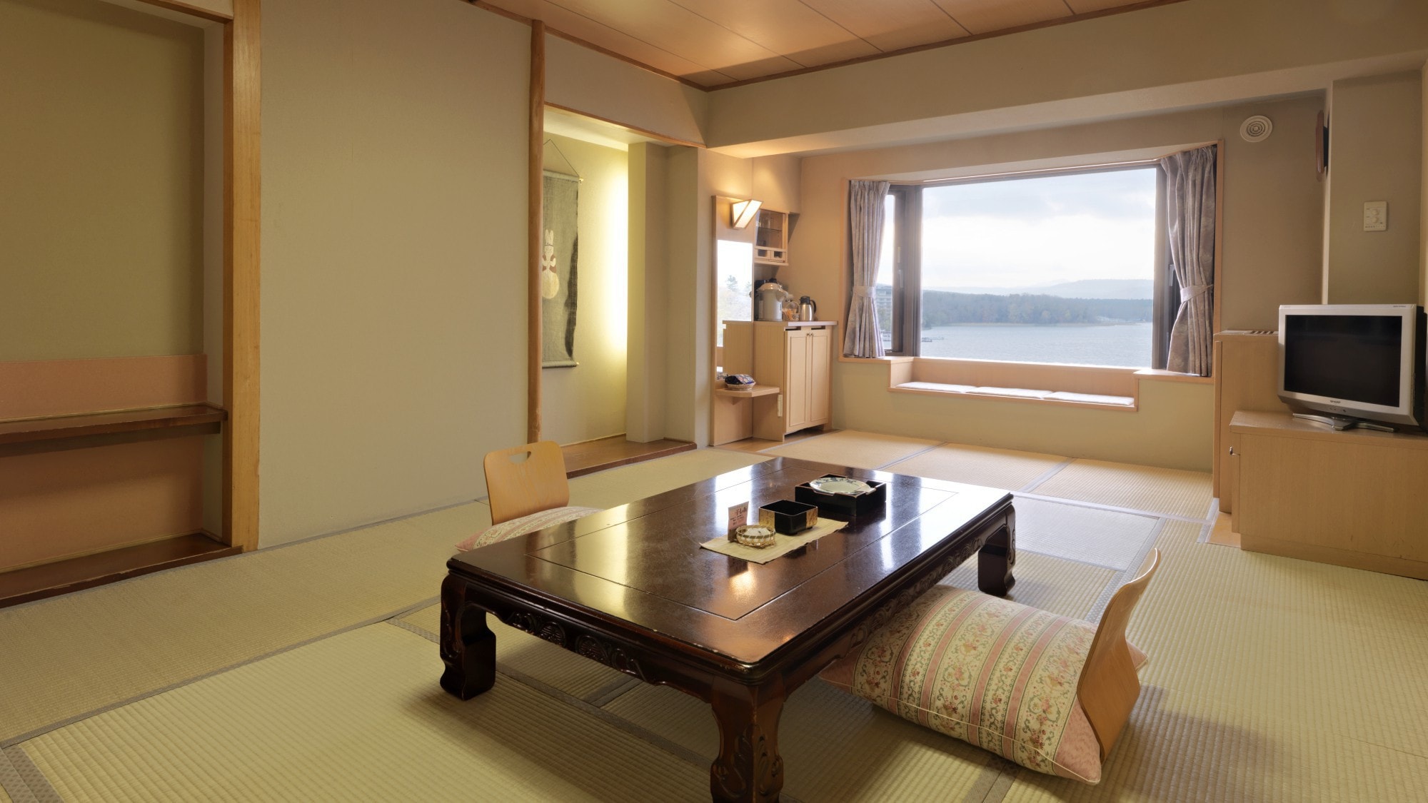 [湖边]日式房间10张榻榻米/日式空间营造出柔和的树木的温暖。从窗户可以看到阿寒湖。