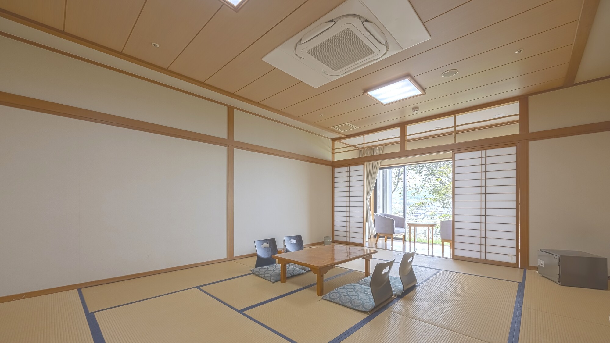 ◆ ผ่อนคลายในห้องพักสไตล์ญี่ปุ่นอันกว้างขวางพร้อมทิวทัศน์มหาสมุทรขนาด 15 เสื่อทาทามิ