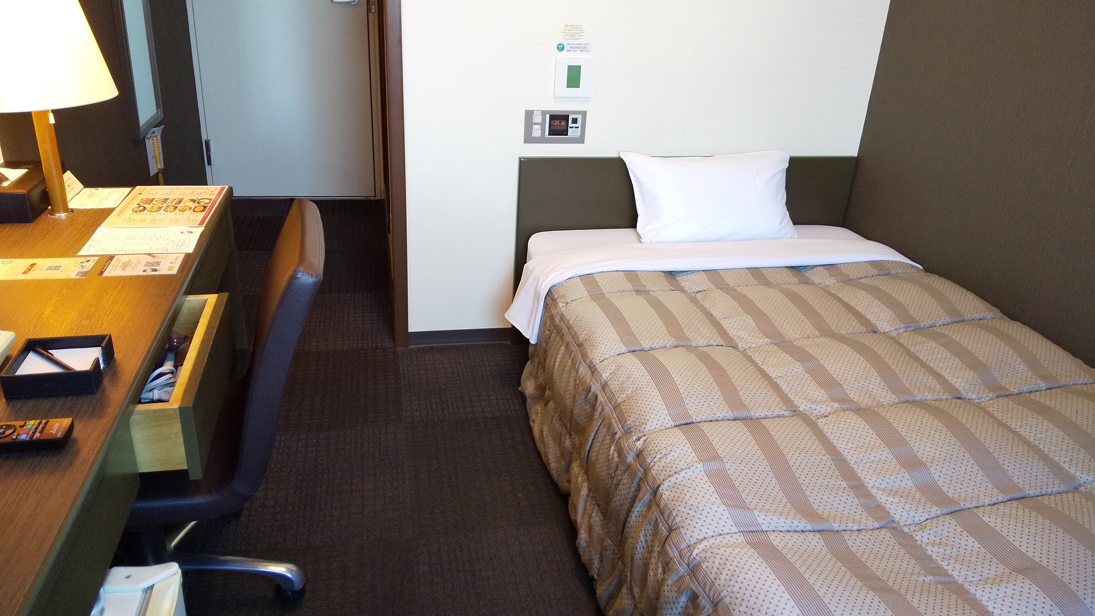 Kamar single Silakan istirahat di tempat tidur dengan lebar 120 cm