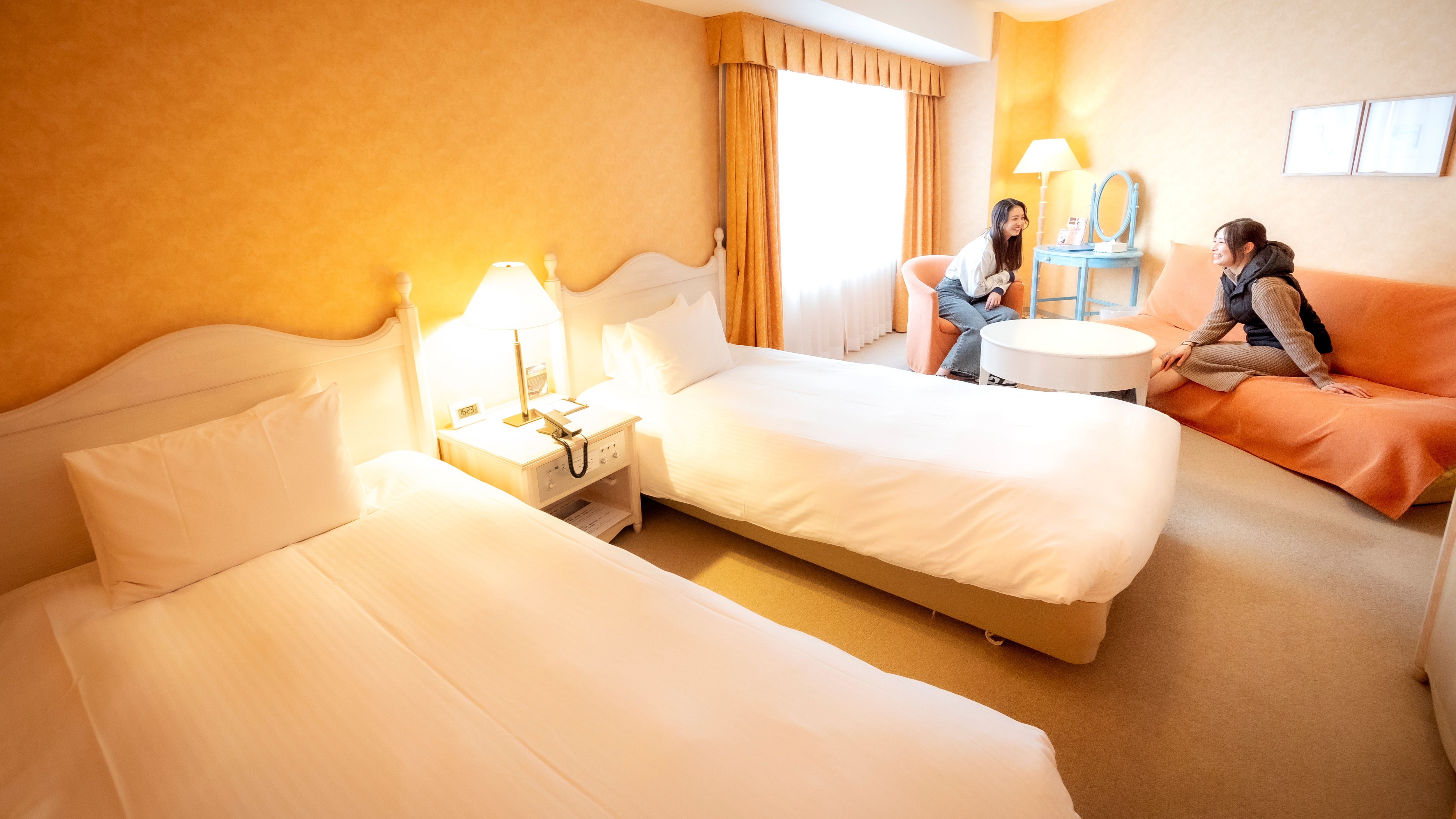 Kamar twin dengan luas 32 meter persegi. Anda bisa bersantai di sini.