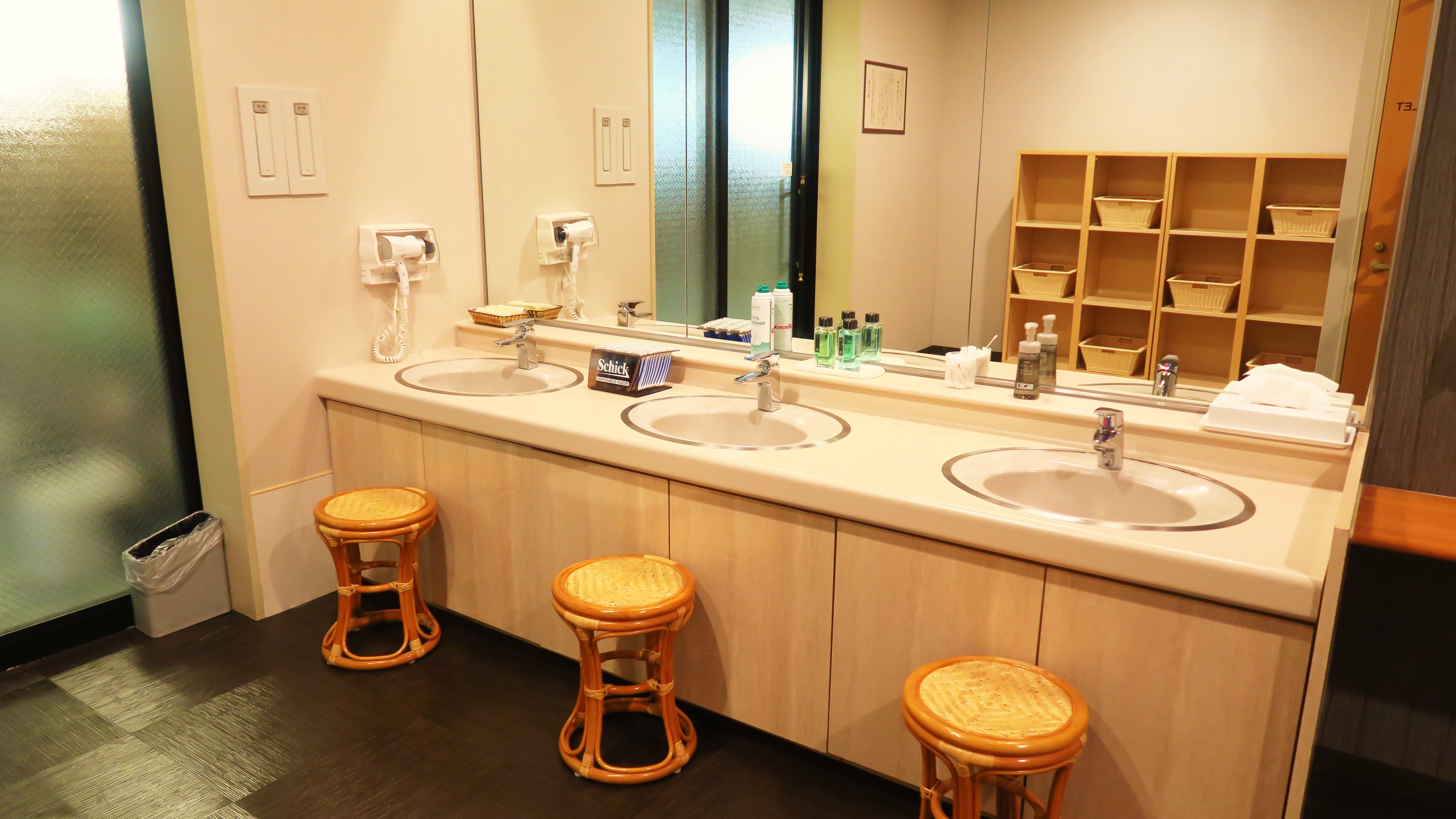 Dressing room (male) ◆ Men's amenities are also available in the spacious dressing room.