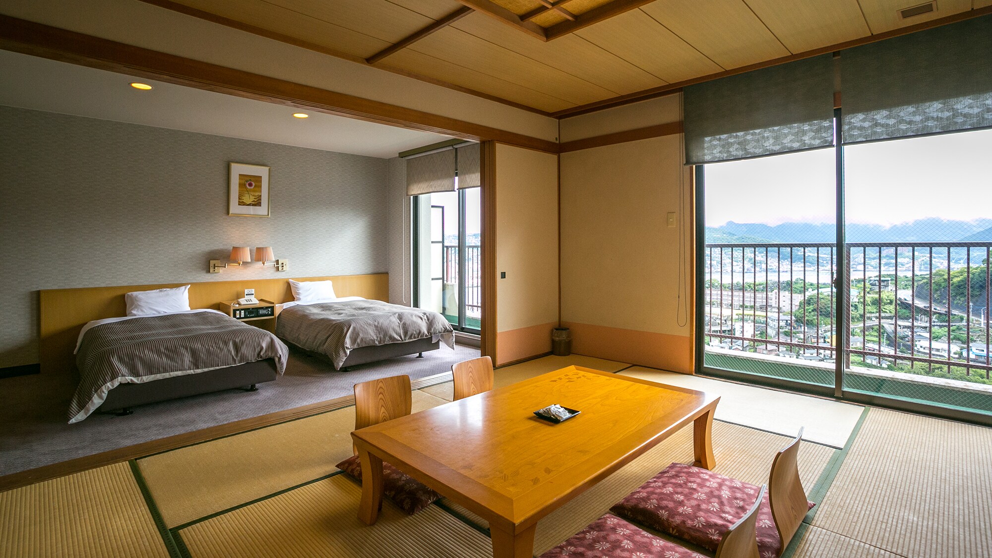 [Akebonokan deluxe Japanese-Western style room] This room can accommodate up to 9 people and is recommended for 3 generations.