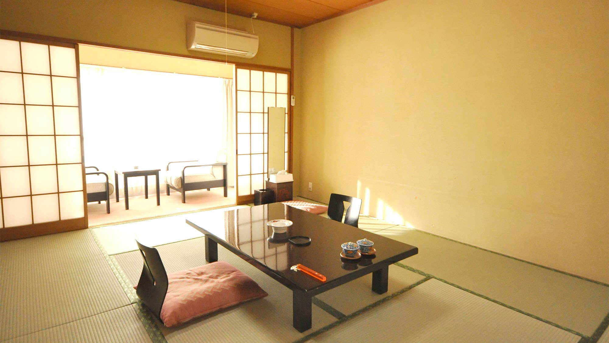 ・ A clean Japanese-style room with a panoramic view of the sea and the Izu Peninsula