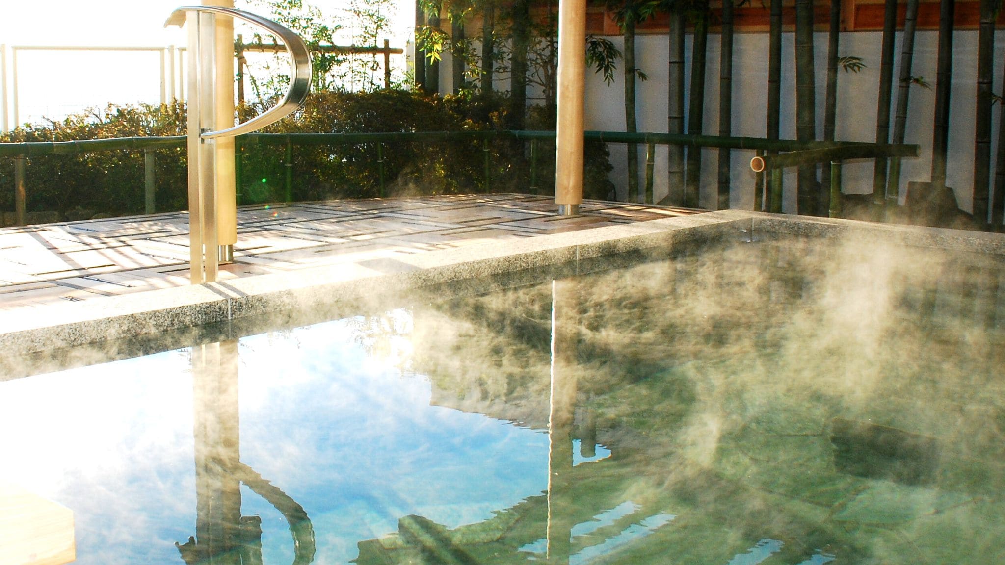 [Large public bath] The open-air bath uses water from Kira Onsen