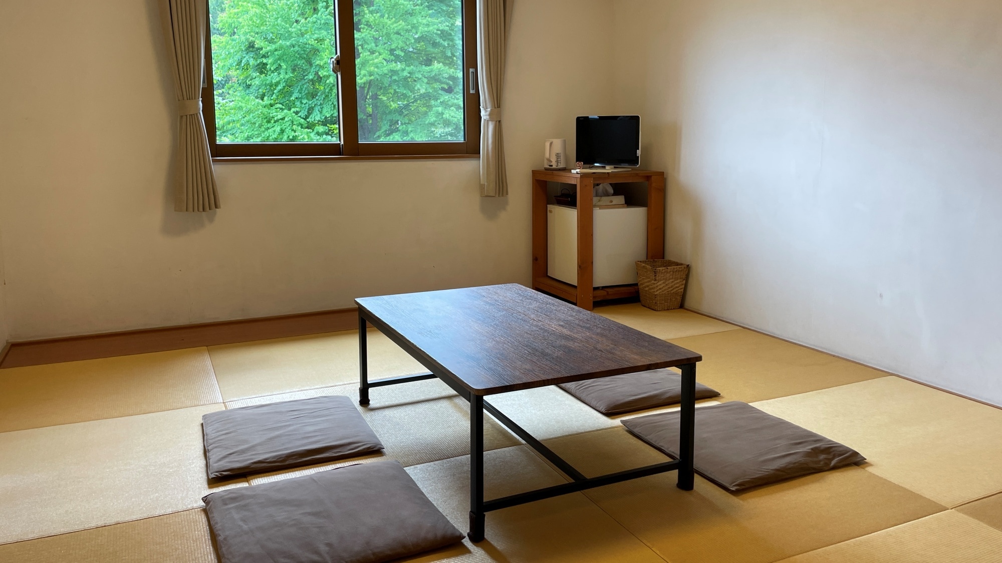 *客房（日式客房，10张榻榻米）/ 在榻榻米上放松身心，享受您的私人时光。在这处乡村山间静谧之所，尽情舒展身心，感受宾至如归的舒适体验。