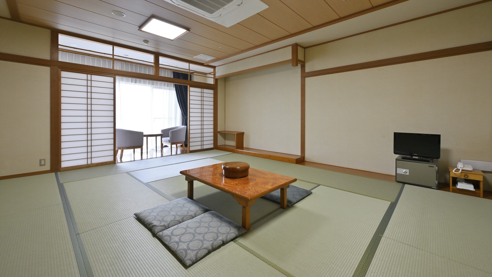 ◆15 tatami Japanese-style room: Relax in this spacious Japanese-style room with an ocean view.