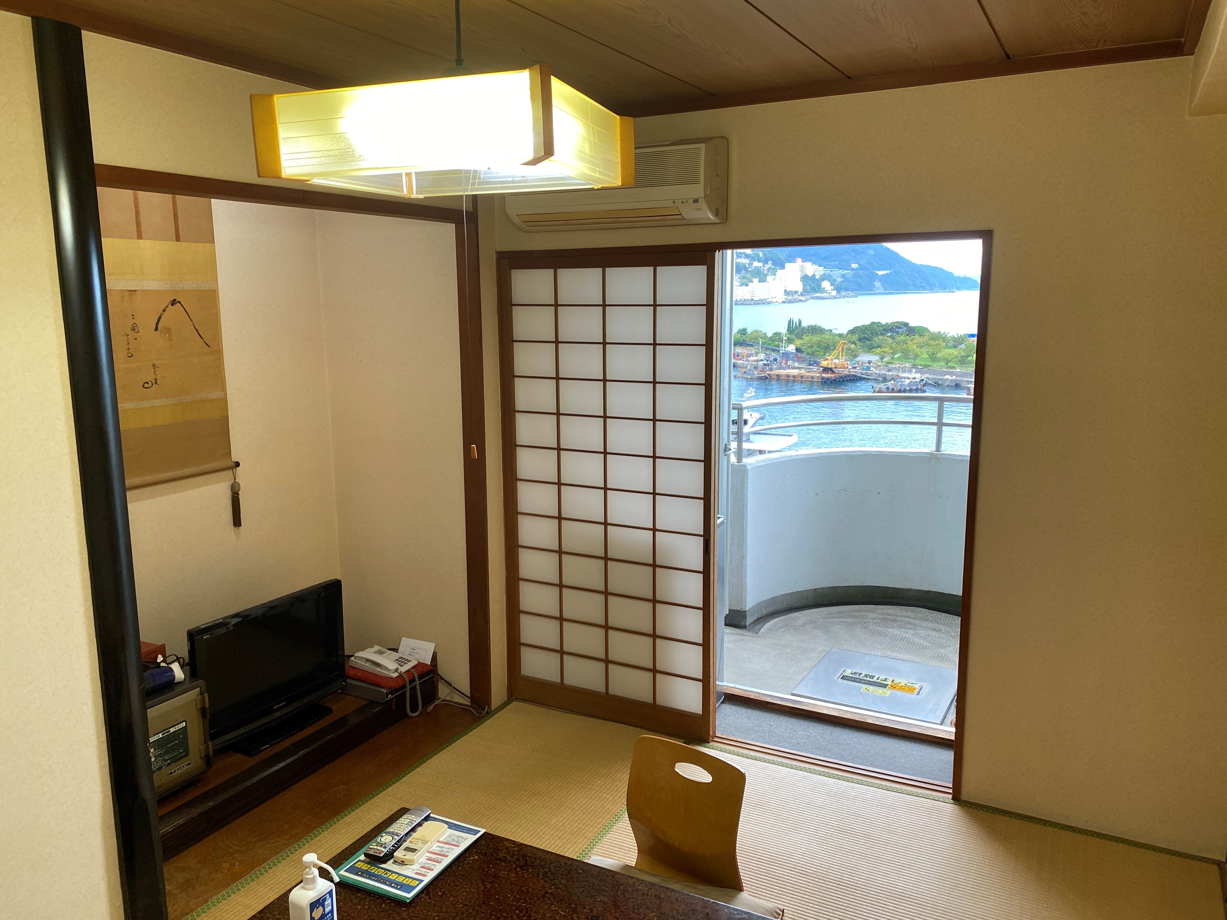 Japanese-style room (6 tatami mats) with unit bath and toilet, air conditioning, heating, and Wi-Fi