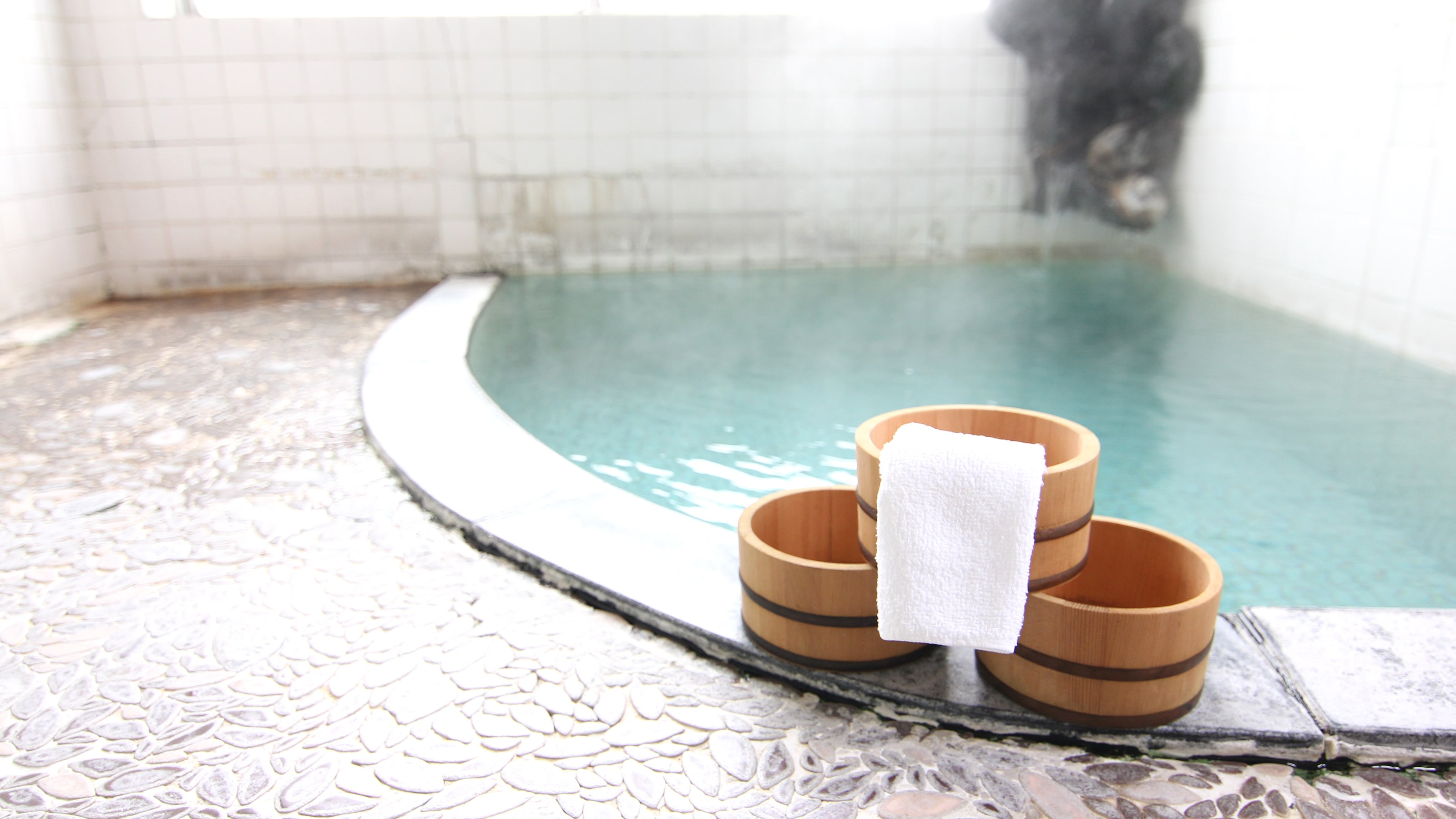 Free-flowing hot spring bath