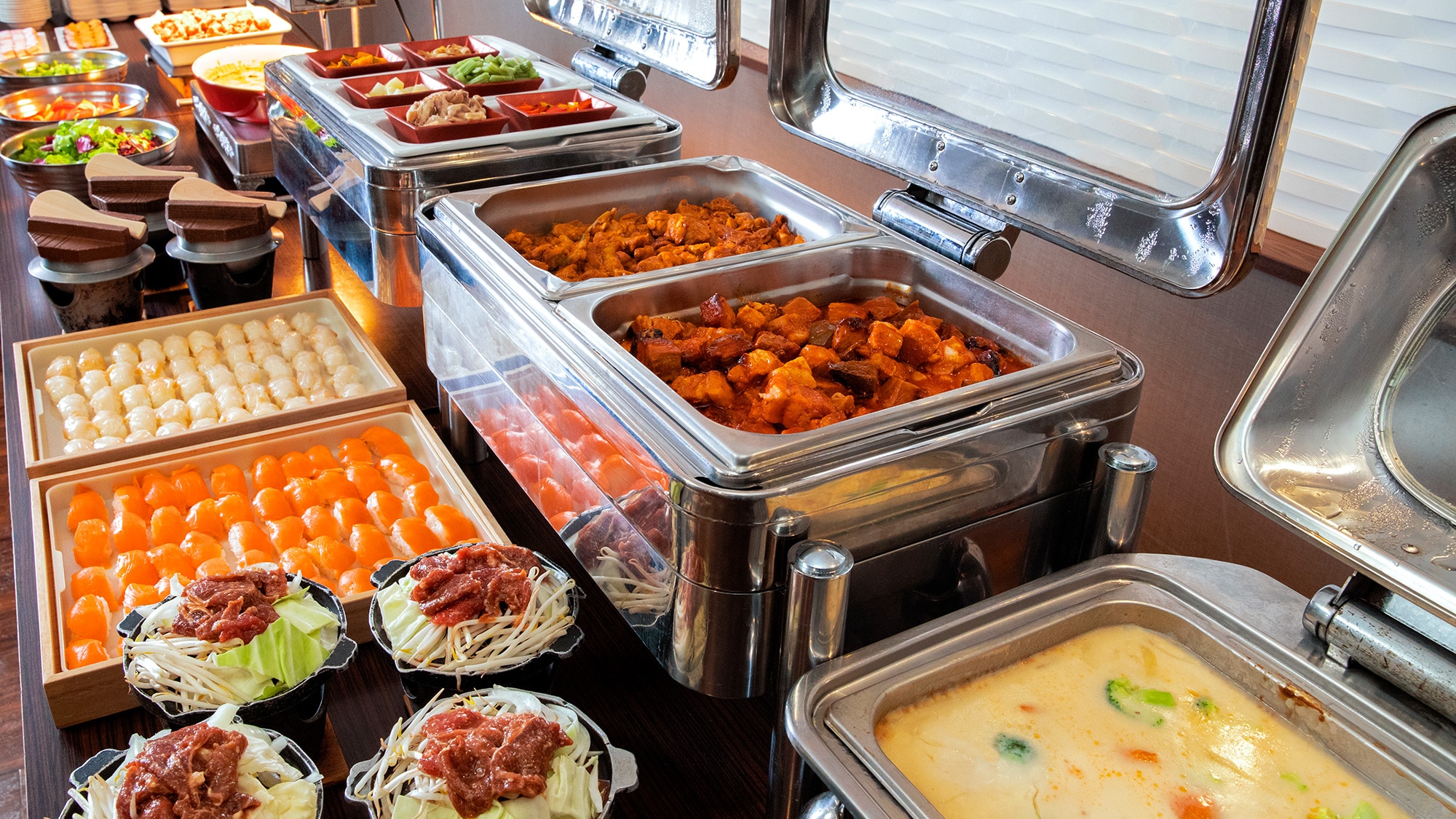 [An example of dinner buffet] We offer a wide variety of creative dishes.
