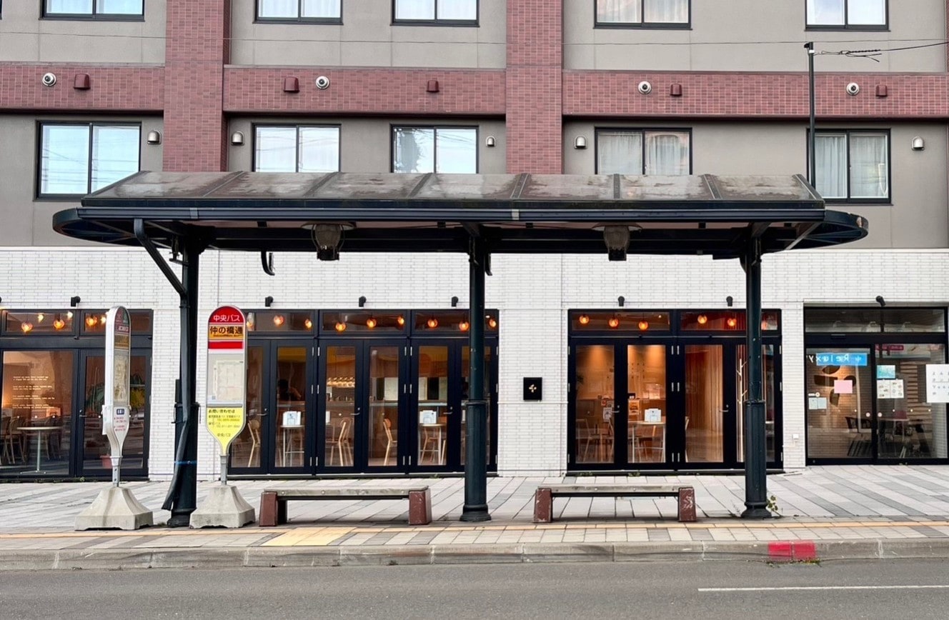 Excellent access to the airport! There is a bus stop right in front of the hotel!