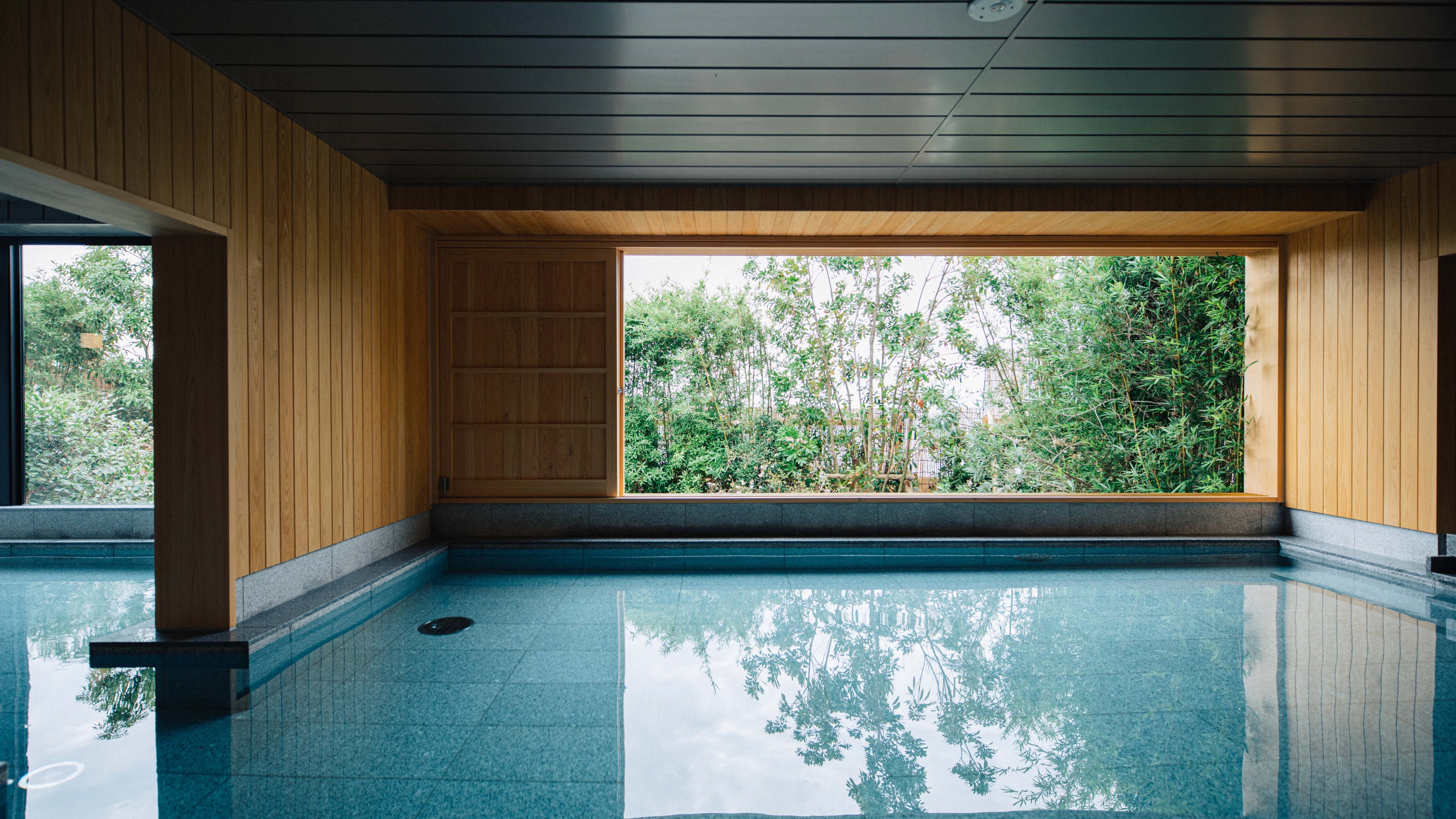 A semi-open-air bath (large public bath) where you can be healed by the soothing wind and sound of waves.