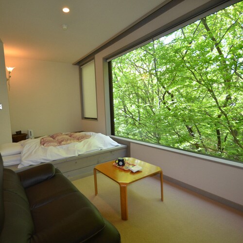 [Single Room] Outside the large windows that let in plenty of light, you can see the Adatara Forest right there, helping you to relax and unwind from the fatigue of everyday life.