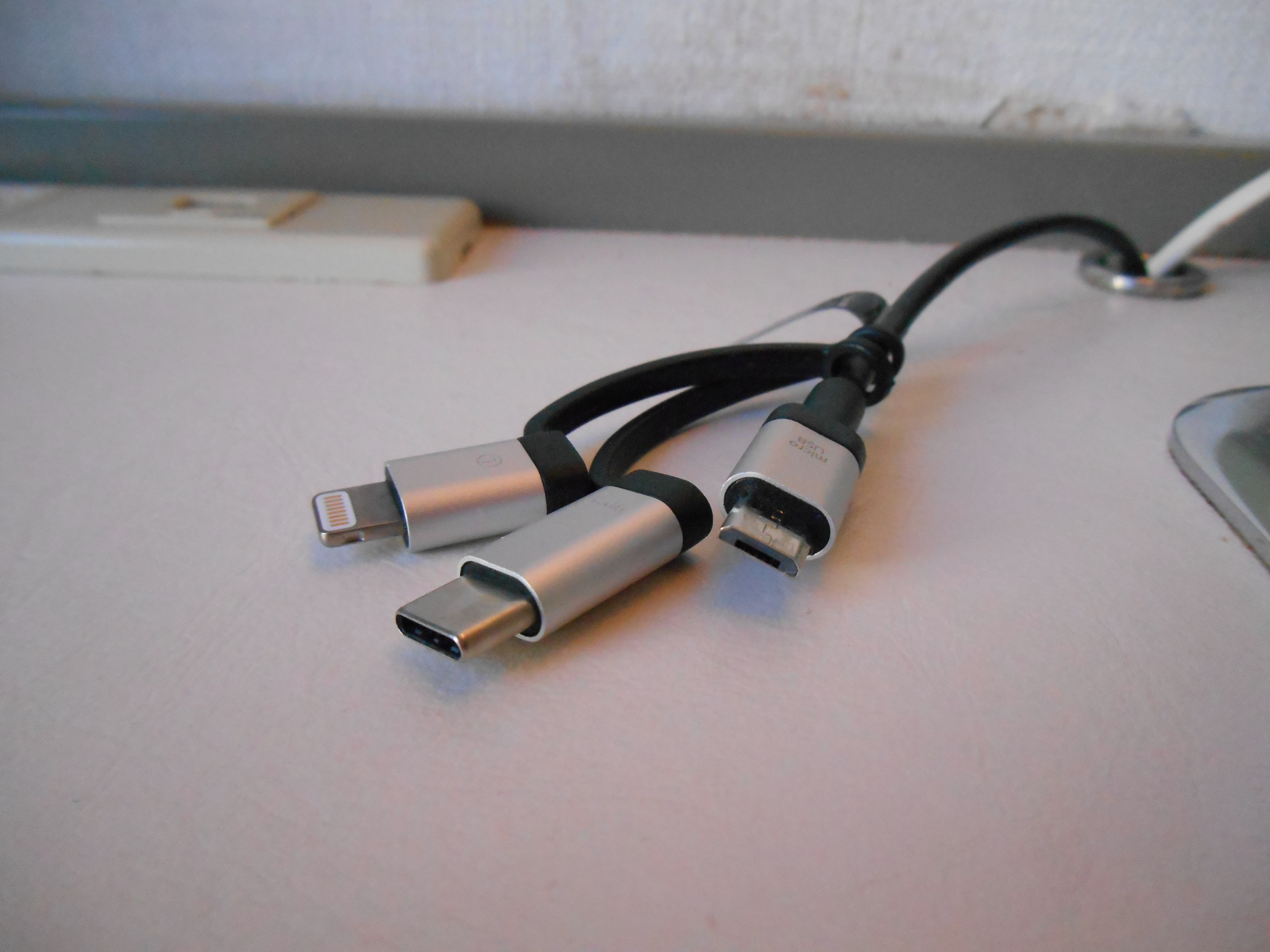 Pengisi daya seluler (iphone, Tipe-C, USB mikro)