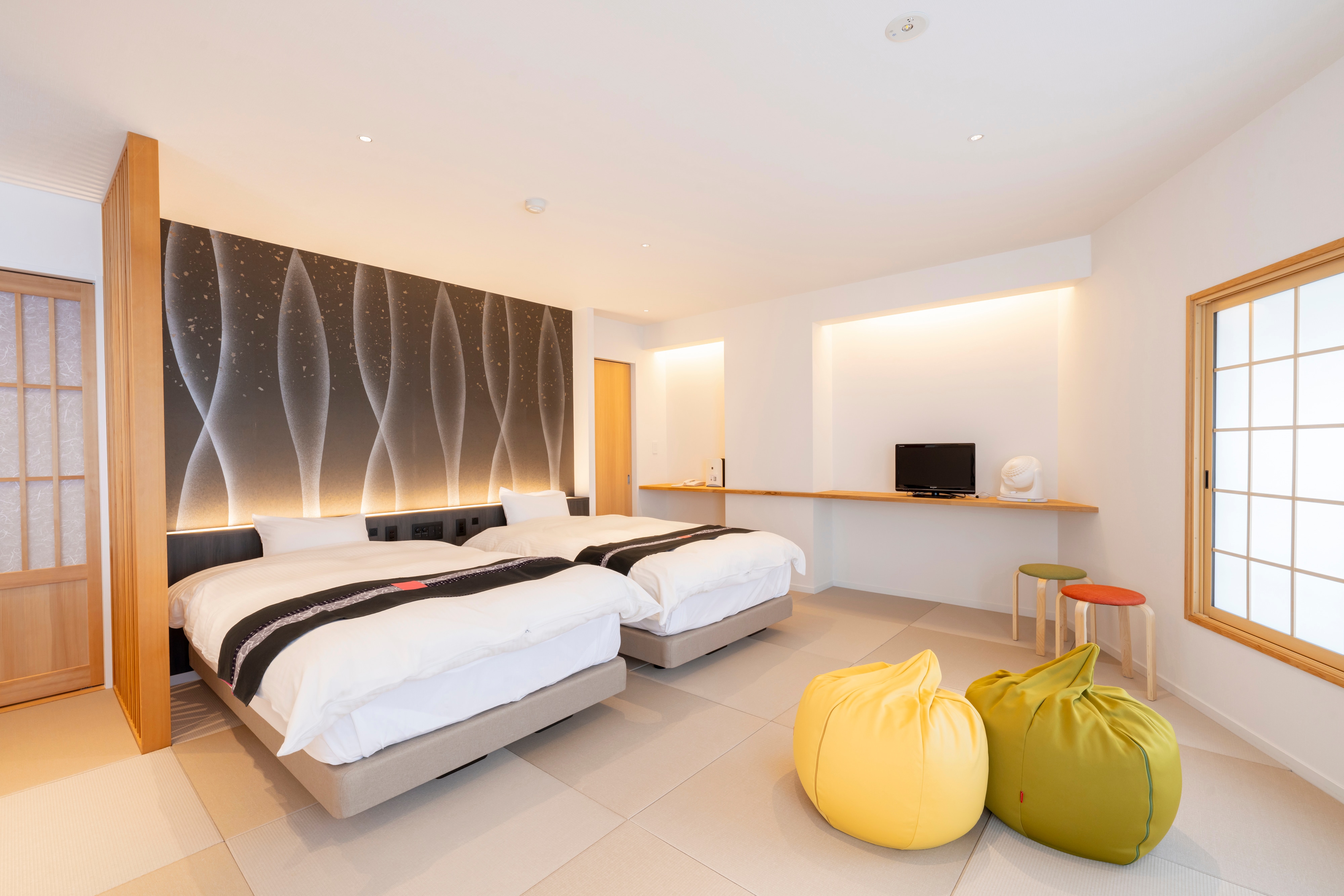 [Shinano Residence Ginka] Spacious living room + world-famous hot spring "Mayu" bath