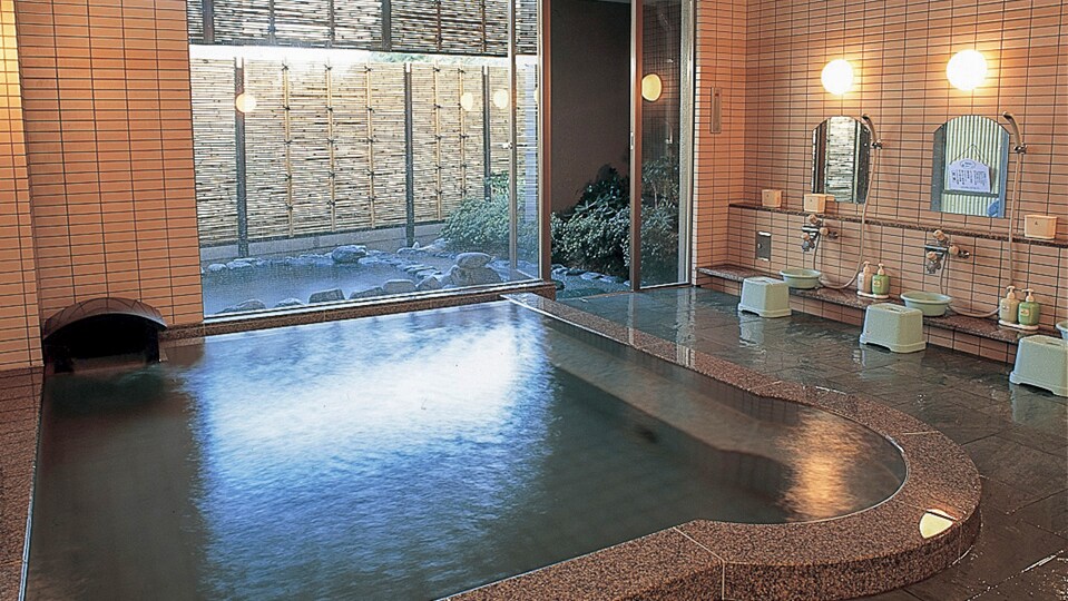 [Large public bath, Shima no Yu] Our proud, free-flowing hot spring water is available 24 hours a day.