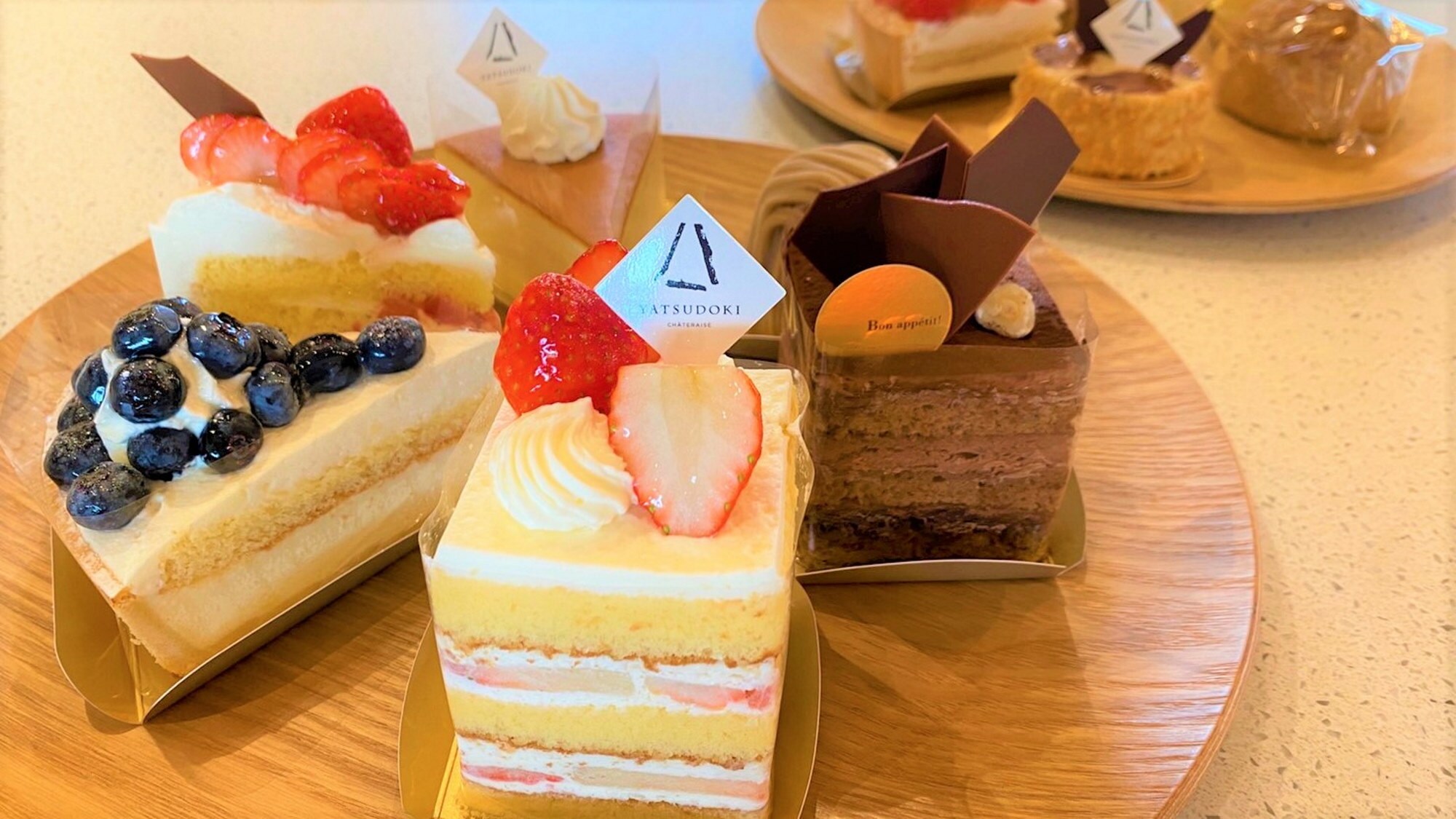 Enjoy YATSUDOKI cakes, made with plenty of fruit.