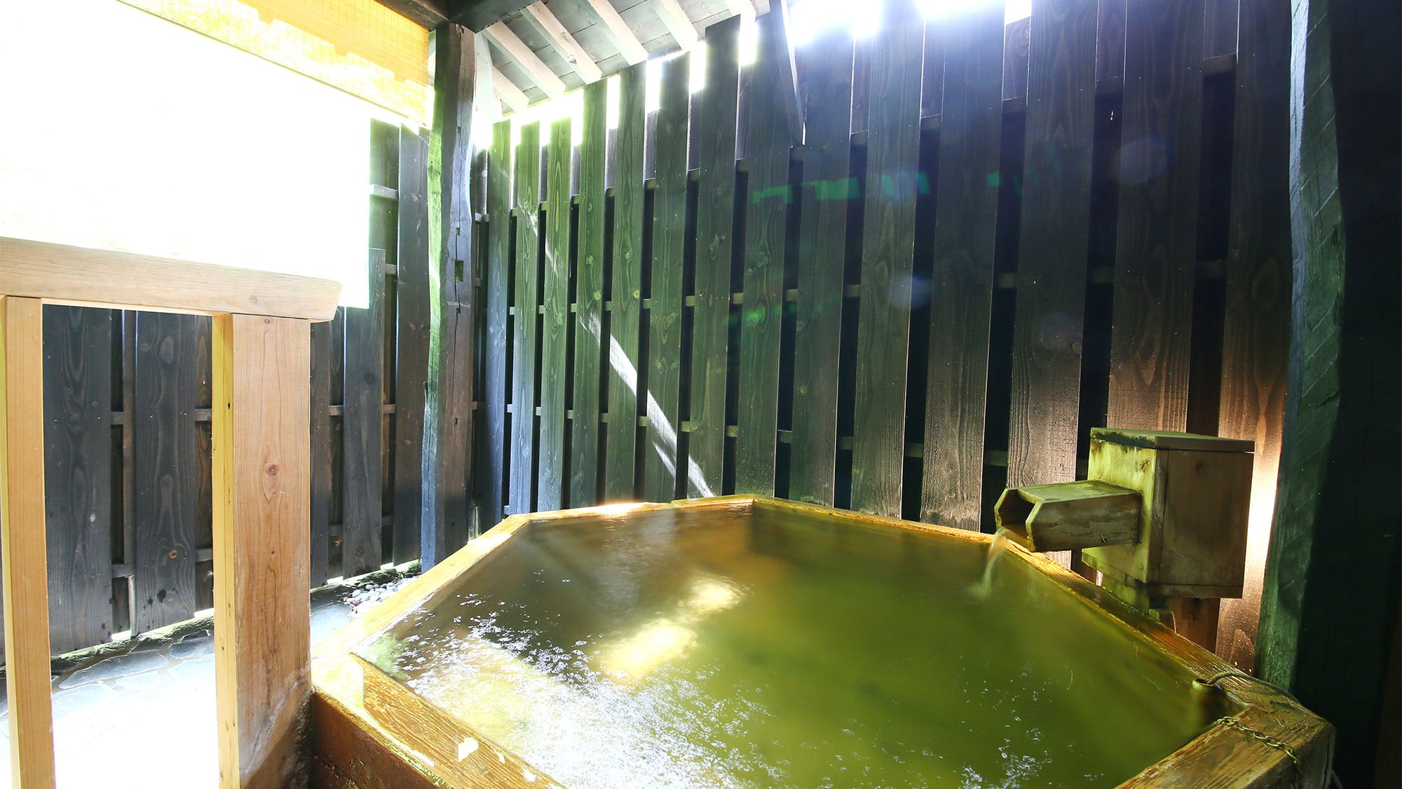 ・[Bankatei Shunsen] Private open-air bath in the guest room. Luxurious free-flowing bath