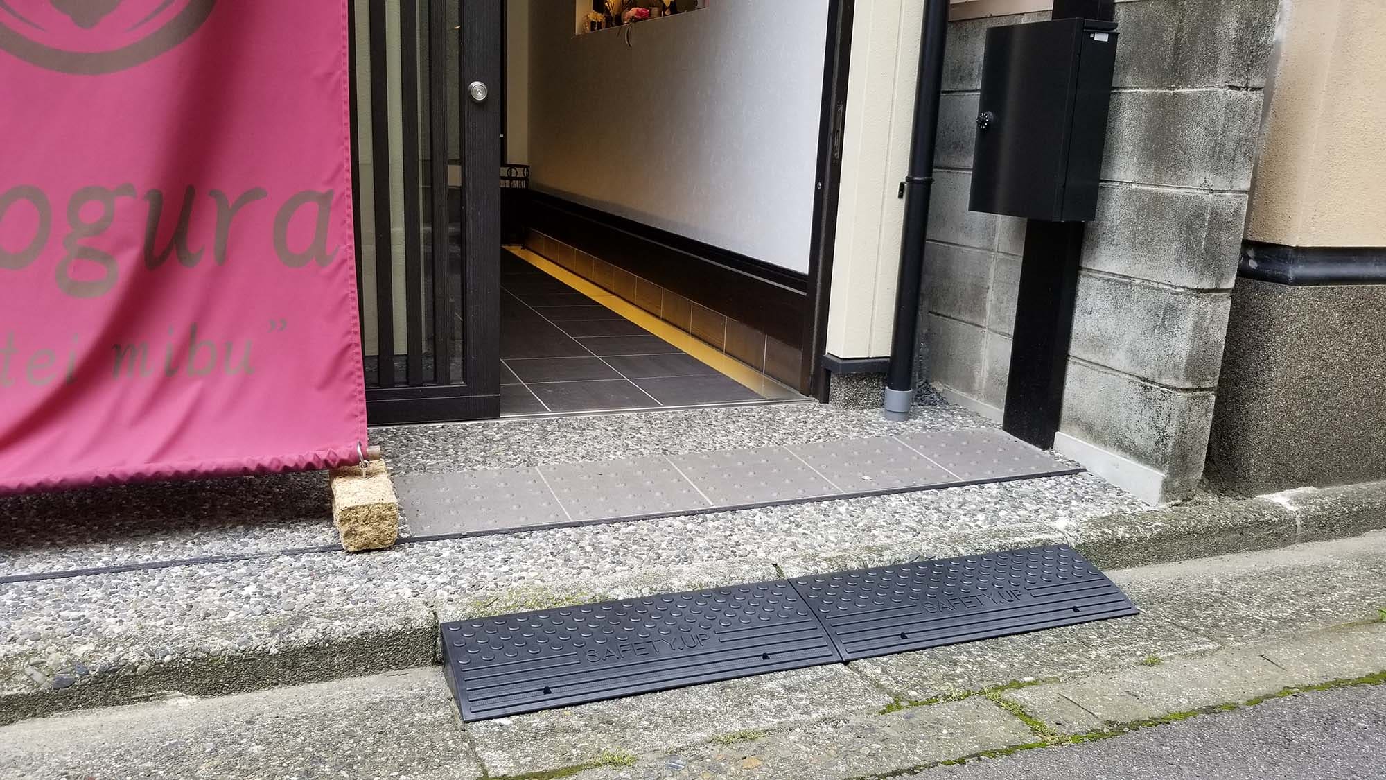 There are no steps at the entrance