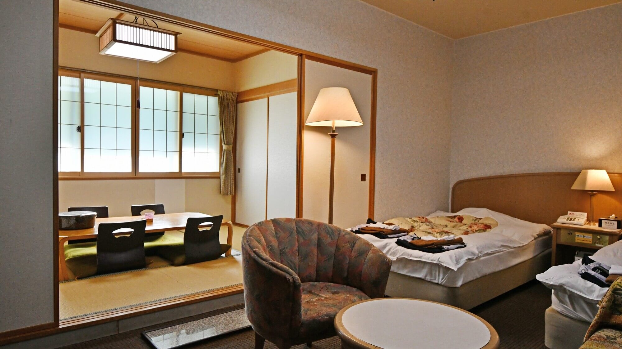 [Special Japanese-Western Room] A spacious room with two rooms connected together. Please relax on the sofa set.