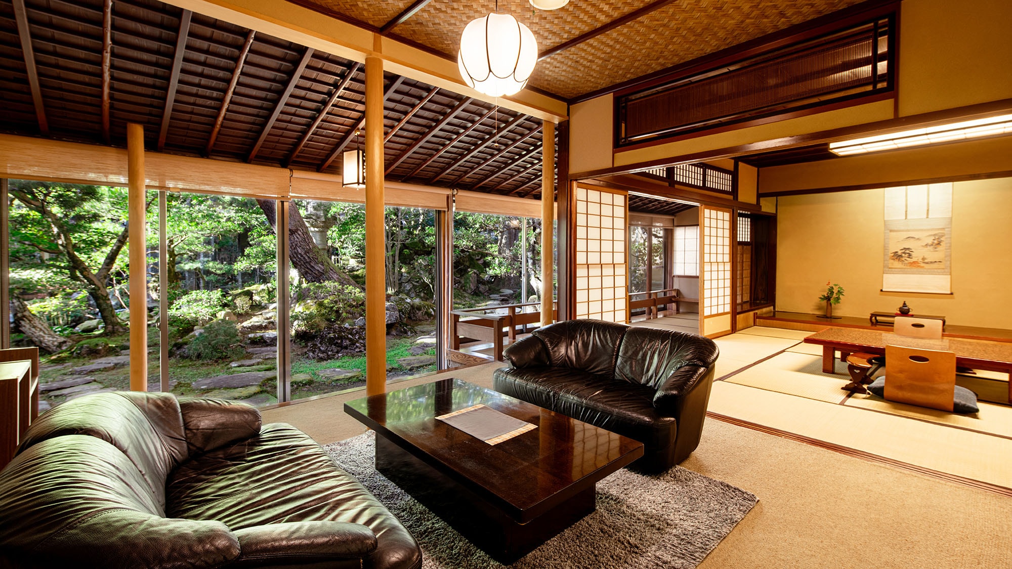 [Asaga Room: Premium] A room with a garden stretching out across the entire window. You'll feel as if you've wandered into another world.