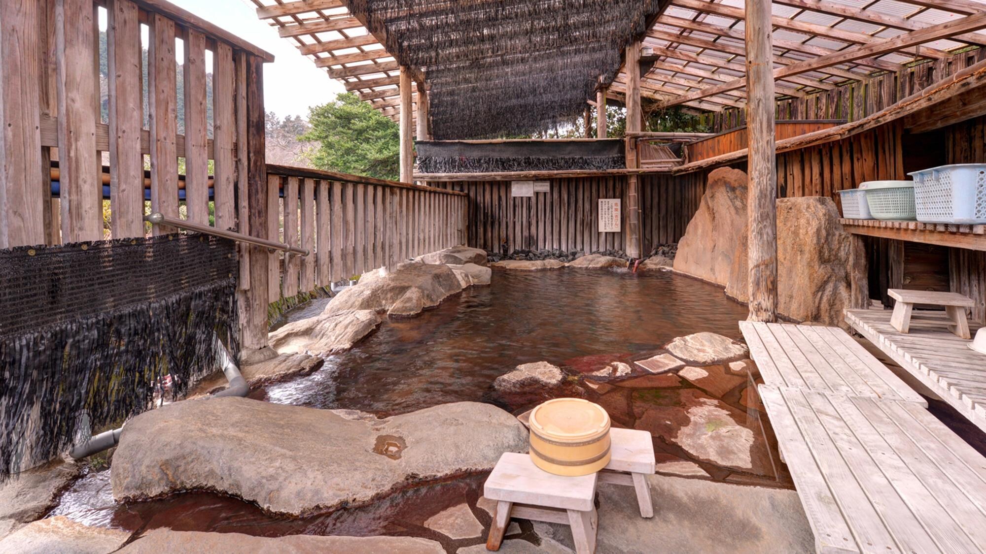 * [Open-air rock bath (men's bath)] A simple sulfur spring with a source of 99 degrees is poured over!