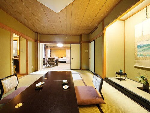 [With open-air hot spring bath] Compatible with two generations Momoyama-an Japanese-Western style room Shiratama no Ma / Main building