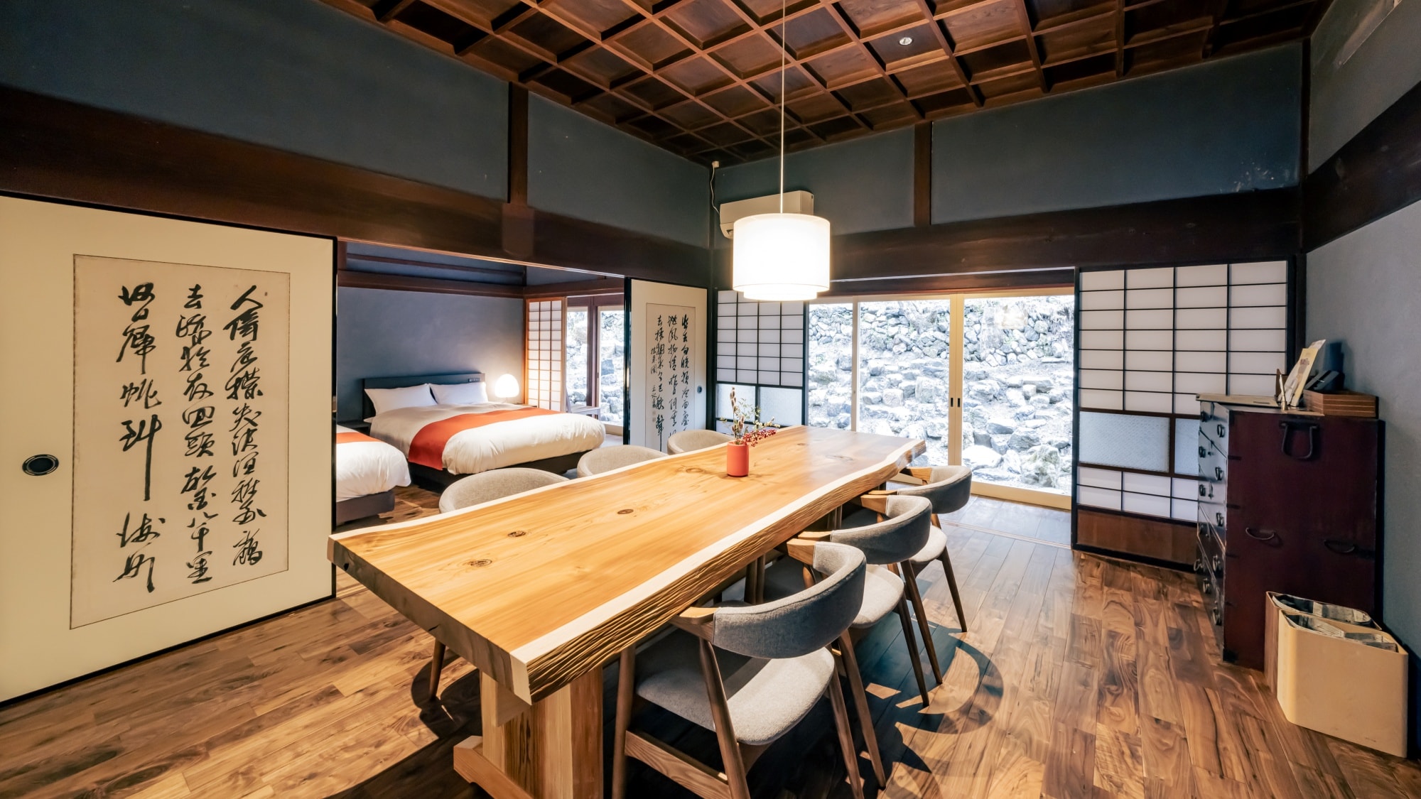[Hotaru-bi Building, Main Building 101] Dining room. A space that combines the good old atmosphere of the time of construction with modern beauty.