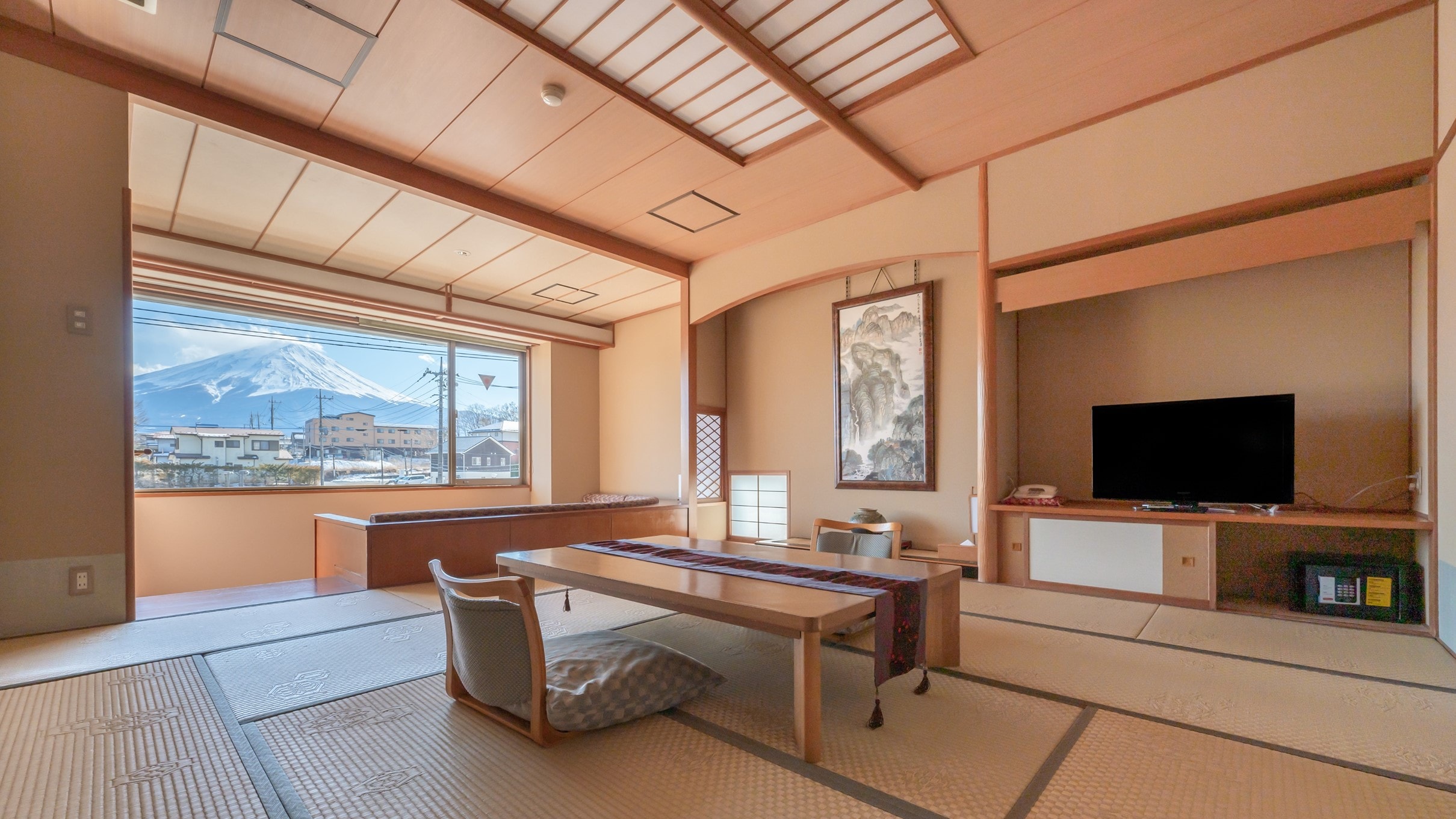 2.3F Japanese-style room with Mt. Fuji observation bath 12 tatami mats + wide-rimmed sofa [Deluxe]
