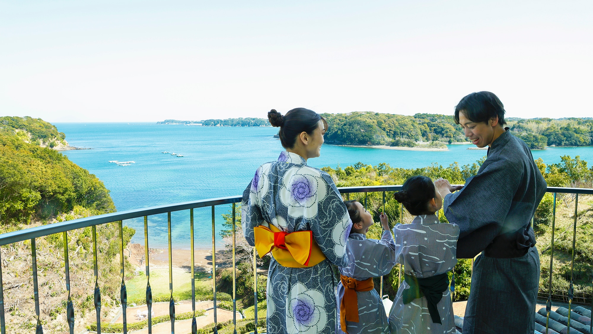 Từ sân thượng, bạn có thể ngắm nhìn quang cảnh biển tuyệt đẹp trải rộng trước mắt. Đây là khoảng thời gian đặc biệt tràn ngập nụ cười khi được tận hưởng cùng những người thân yêu.