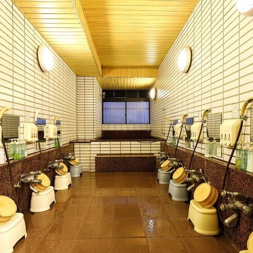 <Large communal bath>