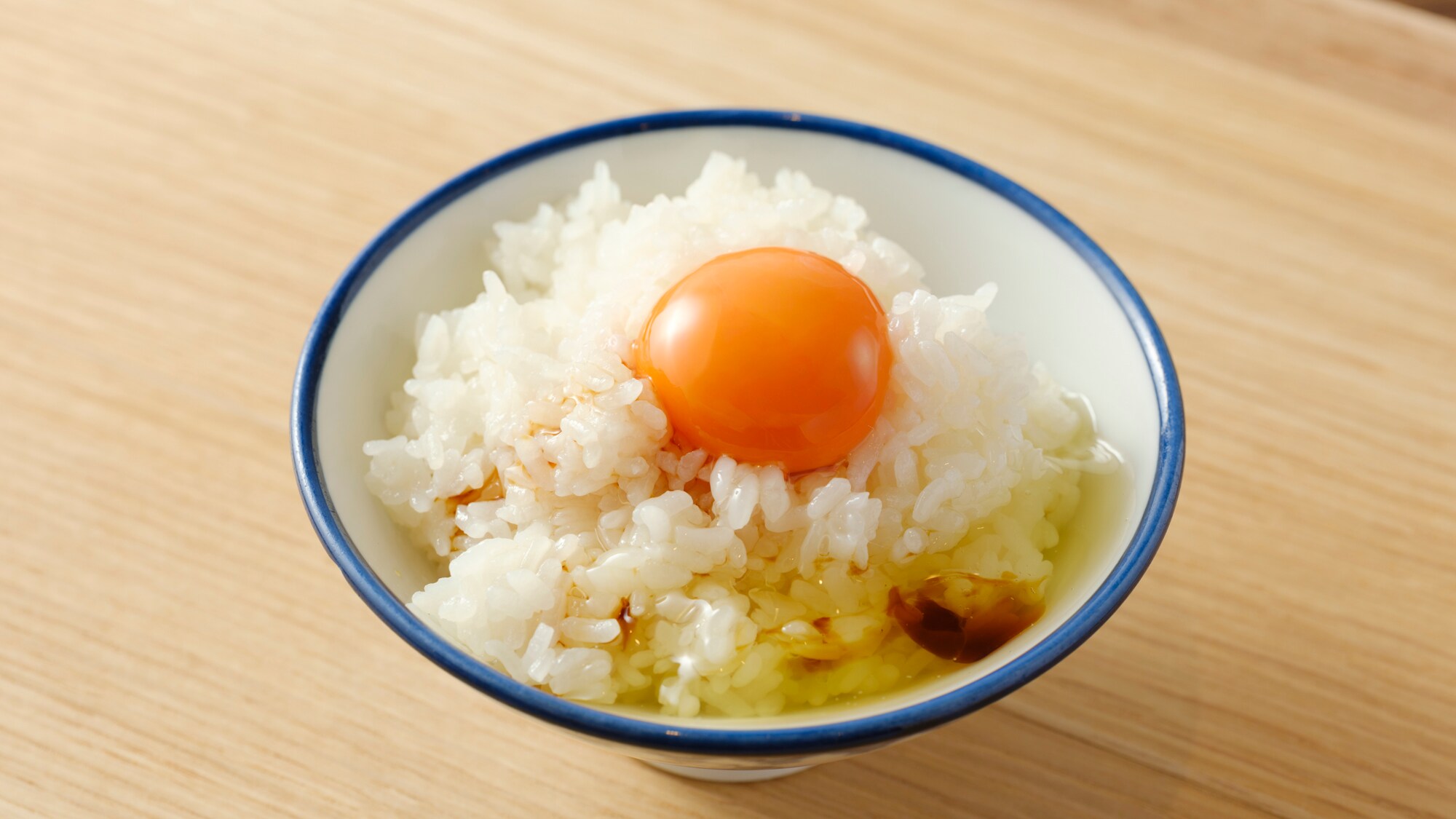 用太阳鸡蛋制作的TKG（Tamago Kake Gohan - 生鸡蛋拌饭）