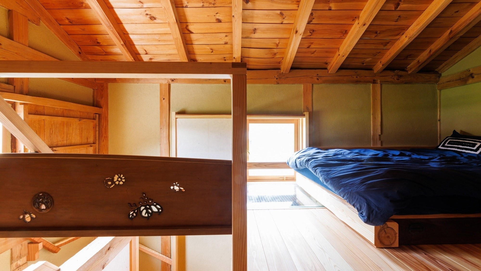 ・[Bedroom] From the small window on the second floor, you can see the basin and the rich nature of Onan Town.