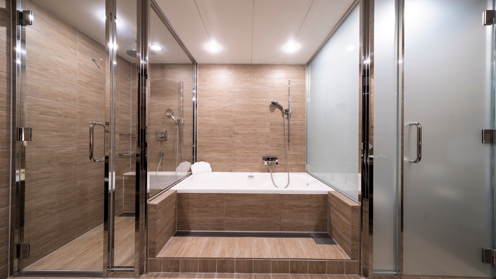 An example of a Grand Suite bathroom (independent shower type)