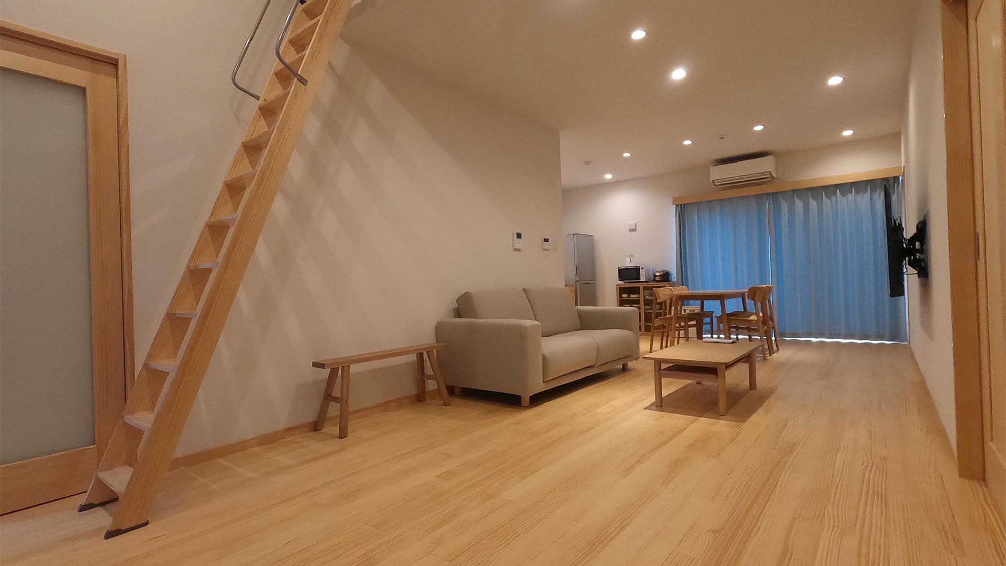 ・A spacious loft at the top of a long staircase