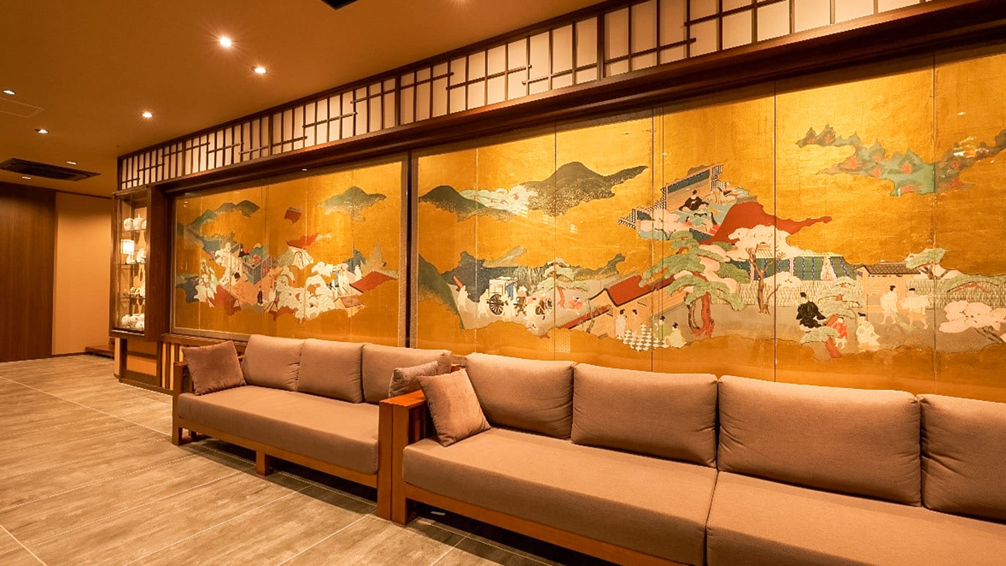 ・You can feel the traditional Japanese culture in the hall with historical folding screens and pots.