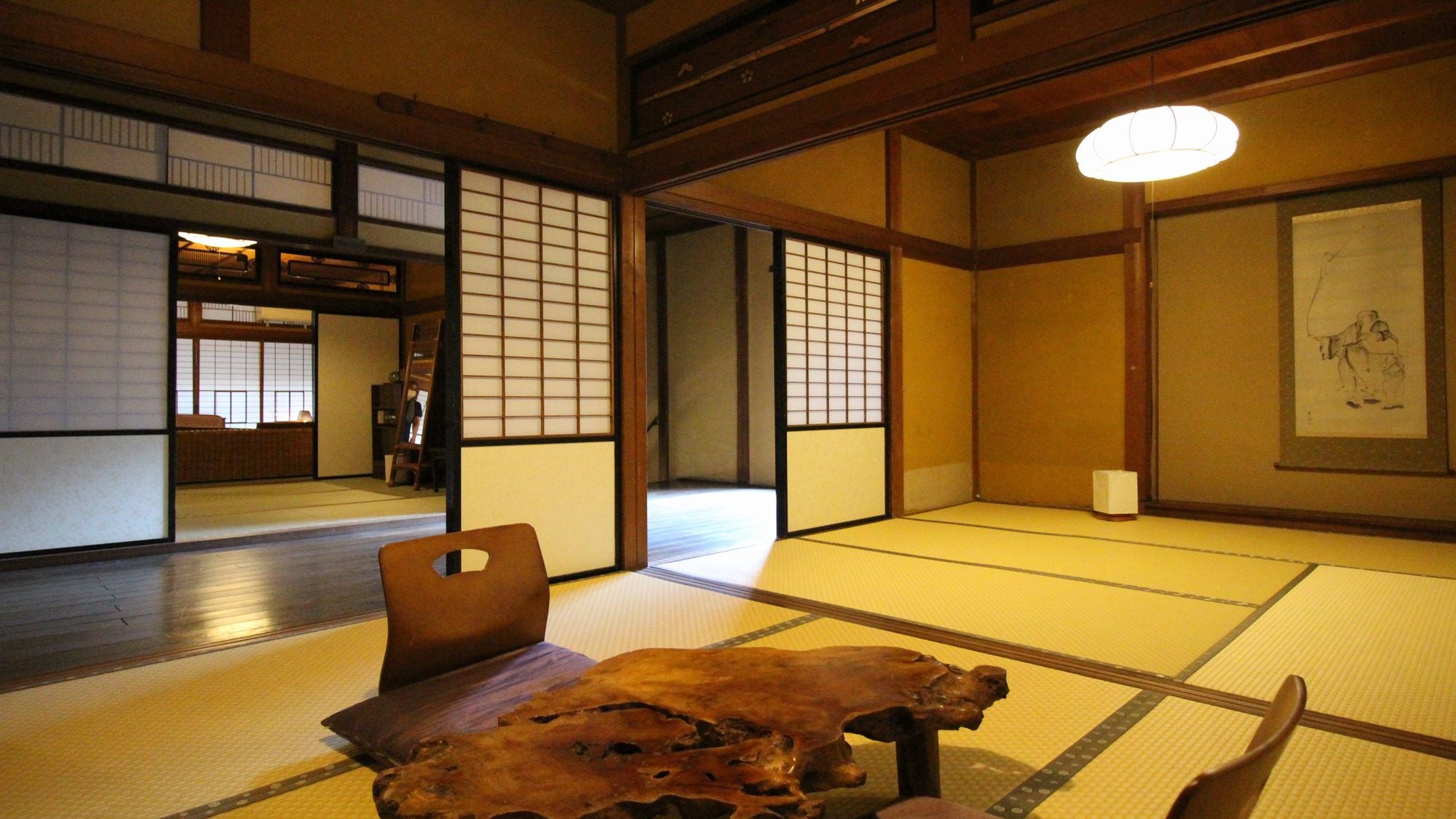 [Main building away] 2nd floor: There is a Japanese-style room in addition to the spacious living and sleeping space across the corridor.