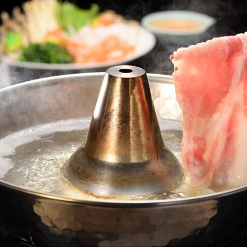 고기의 녹는 듯한 단맛을 마음껏 돋보이는 「샤브샤브」. 폰즈와 좋아하는 소스로 드실 수 있습니다.