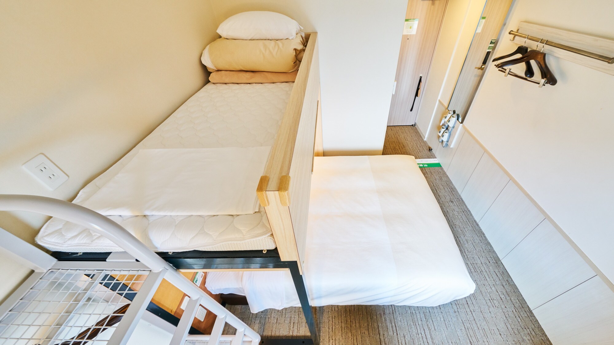 閣樓區域也可以用來存放行李。