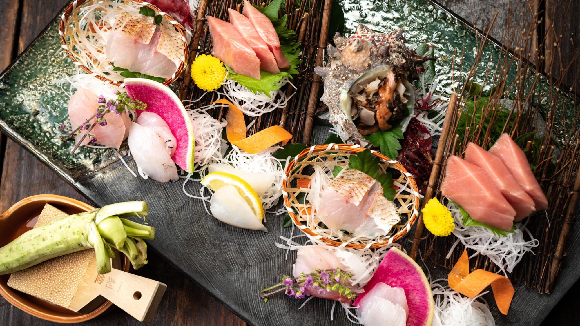 [Dinner example] The sashimi will be made with seasonal fish caught locally in Suruga Bay. Please enjoy the unique local ingredients.