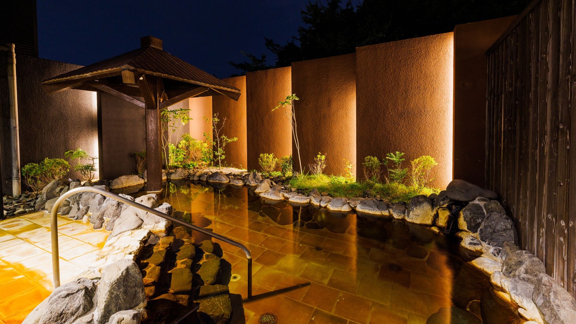 [露天浴池] 夜晚溫暖的燈光