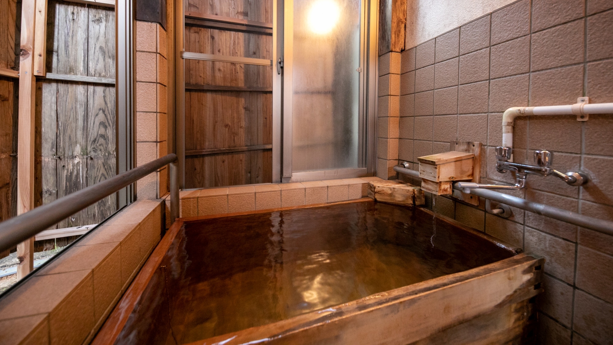 [Rooms with cypress baths] Enjoy the natural hot springs with a subtle cypress scent without worrying about time.