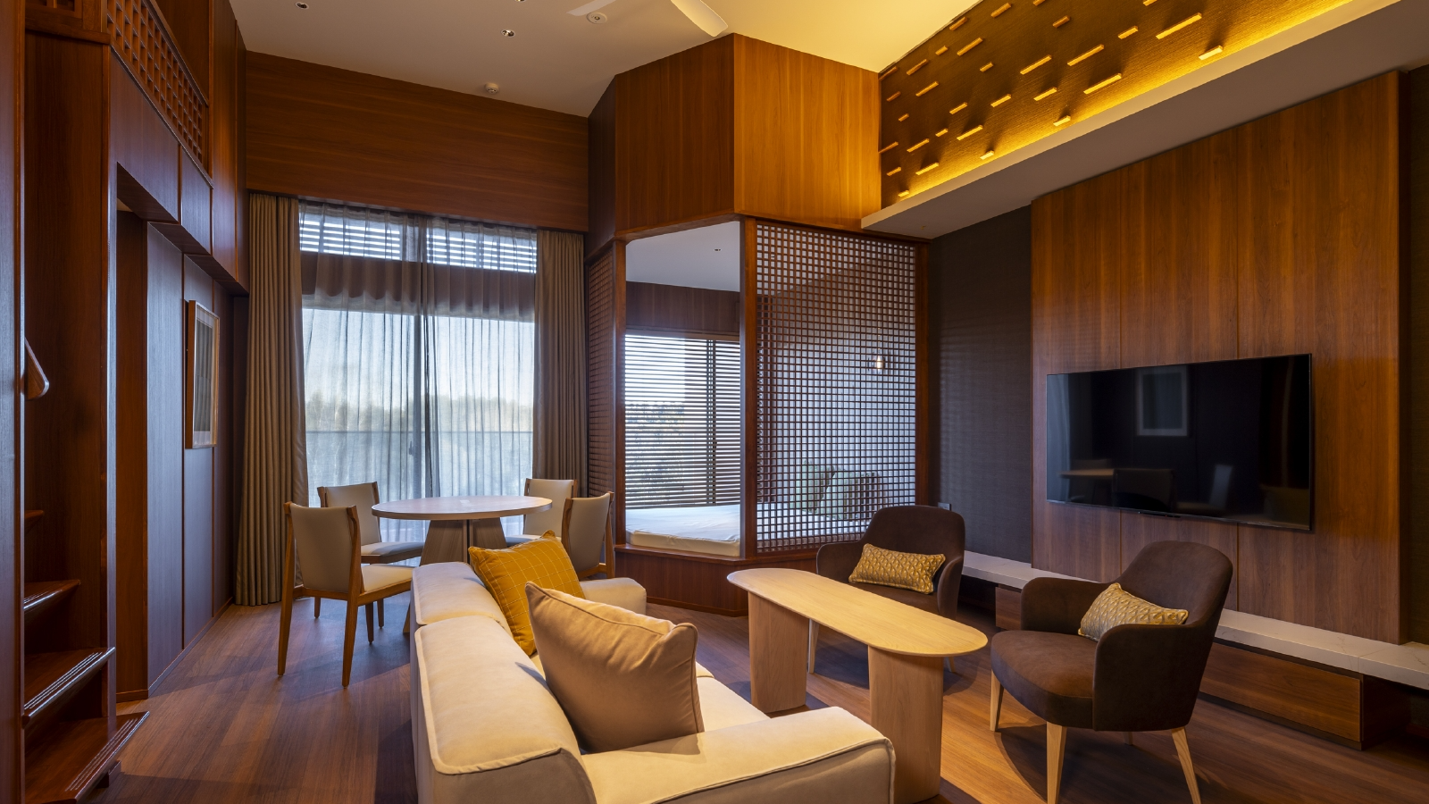 [Front House Diamond Suite]