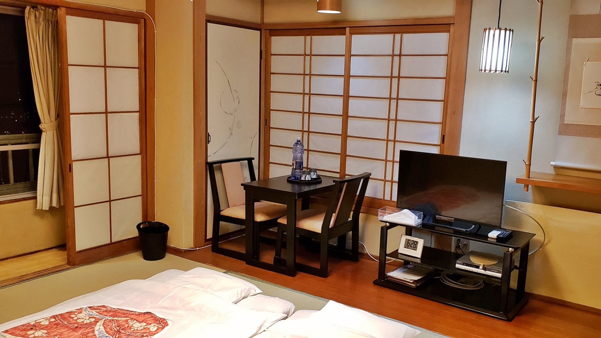 * Japanese-style room with a view of the night view