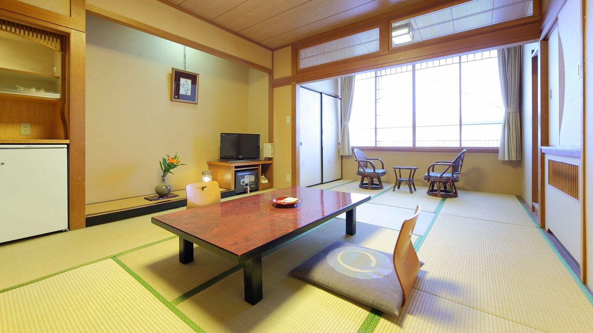[Japanese-style room] * We have rooms of the size that suits the number of people.