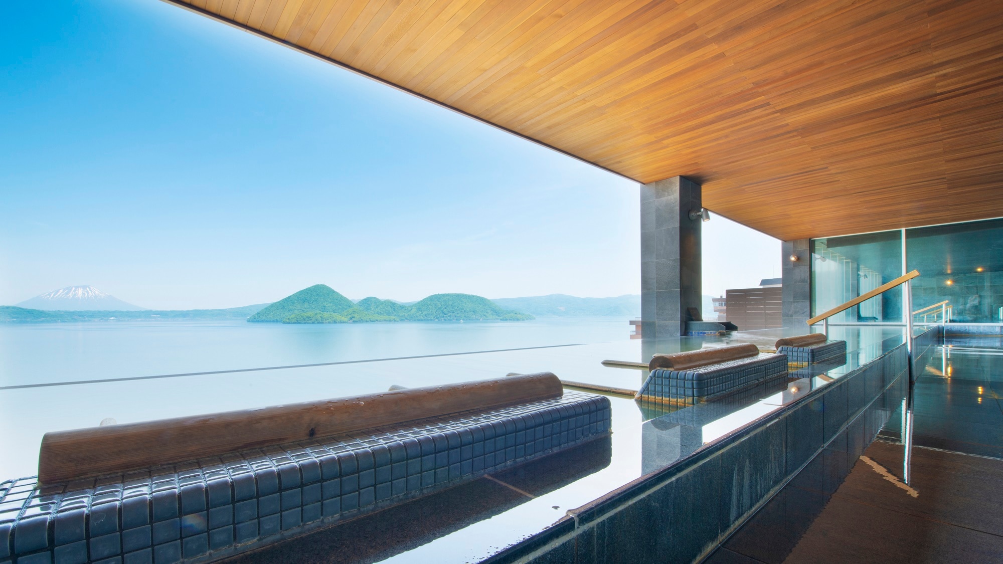 [Hoshi no Yu] A sleeping bath overlooking the nebula. A large communal bath where you can enjoy the spectacular scenery that changes its expression every moment with sunlight