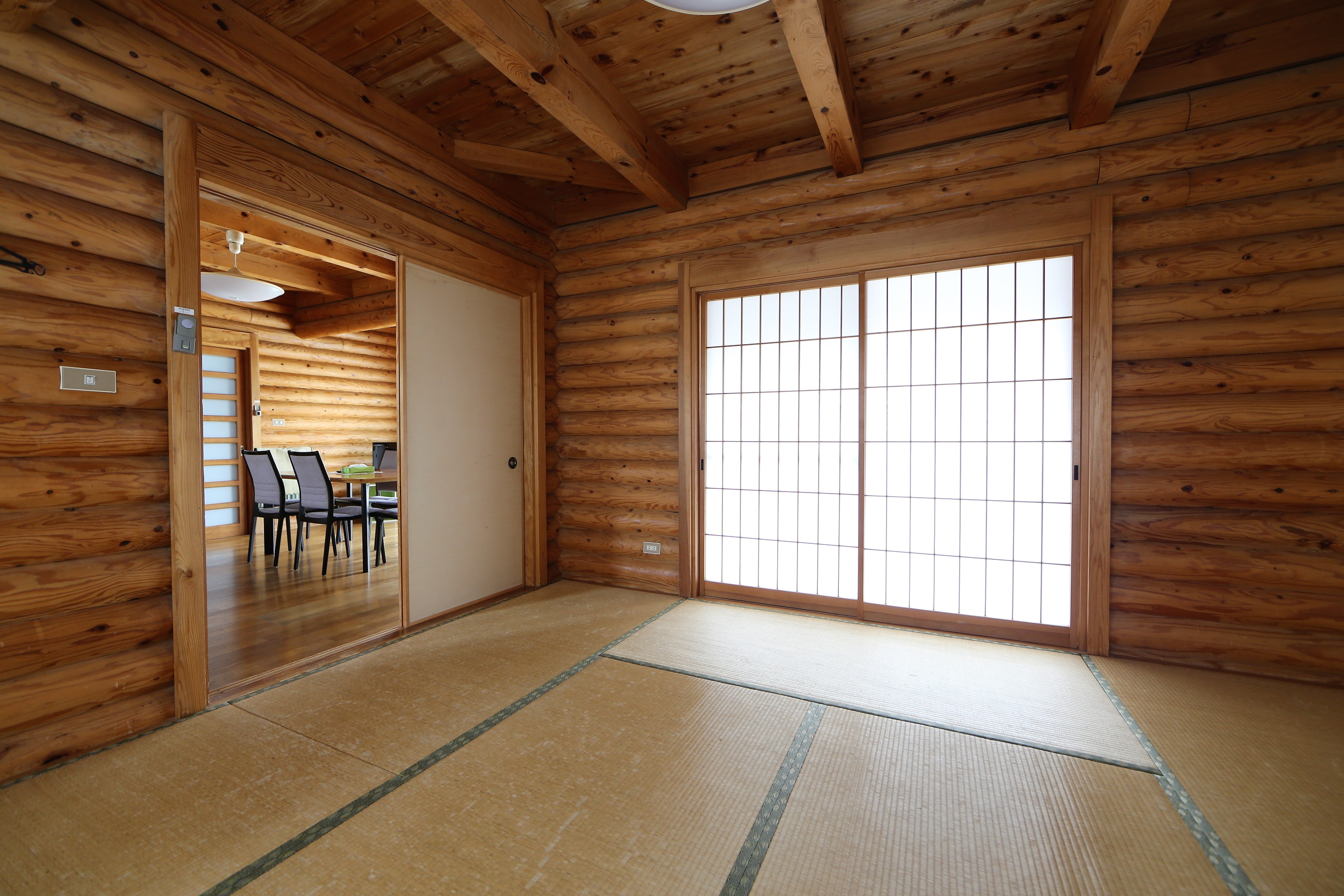 Log house DX Japanese-style room