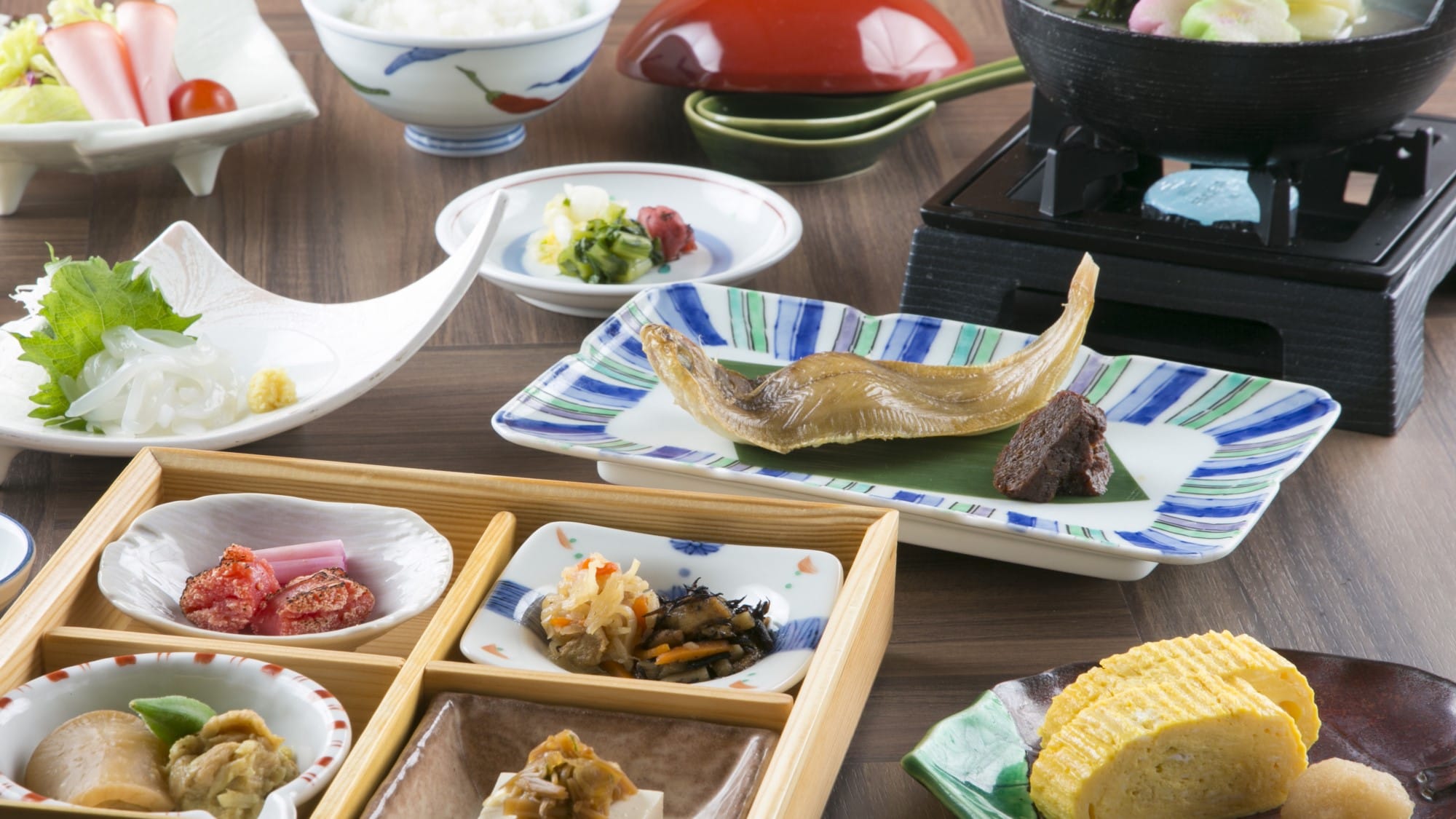 [Breakfast] Japanese cuisine (white rice is Koshihikari from Fukui Prefecture)