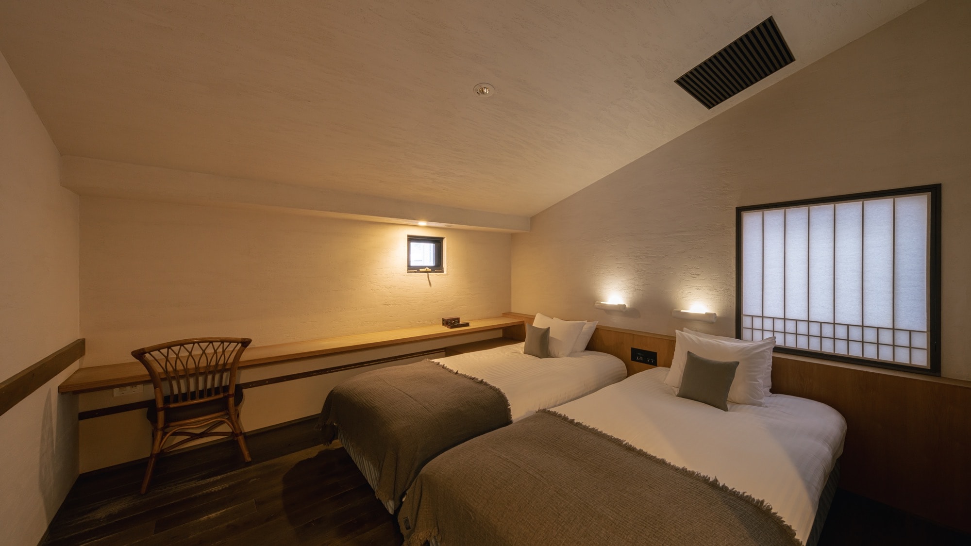 Suite pemandian air panas semi-terbuka dengan 4 tempat tidur