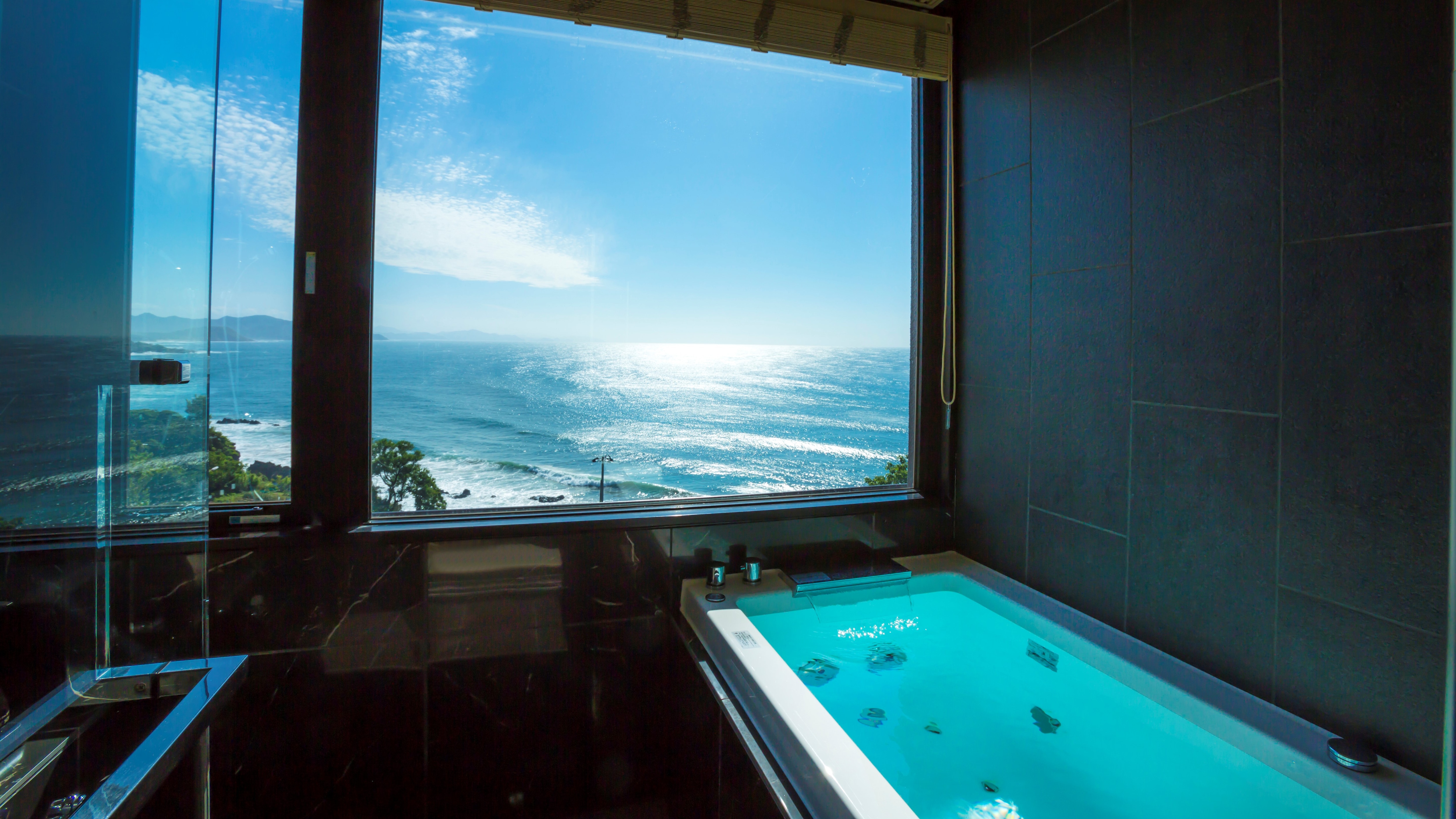 [302 / Amami] You can overlook the beautiful sea from the guest room observation bath with ocean view.