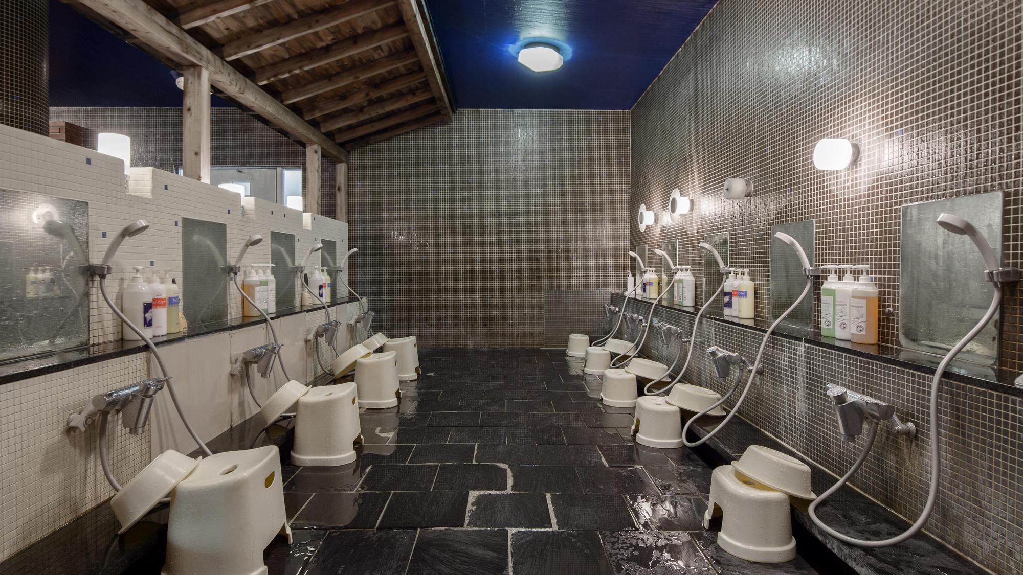 〇 [Hot spring public bath] Usage hours: 6:00 to 10:00, 13:00 to 24:00. There are large indoor baths for men and women.
